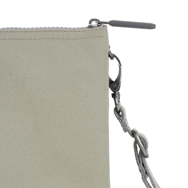 ROKA Carnaby Crossbody Coriander XL Tasche aus recyceltem Canvas