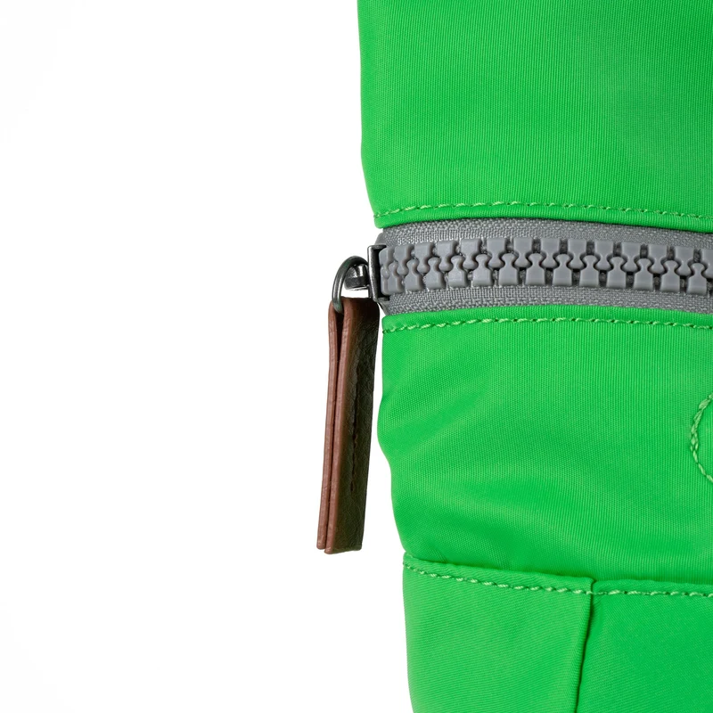 ROKA Canfield B Kelly Green Kleine Tasche aus recyceltem Nylon