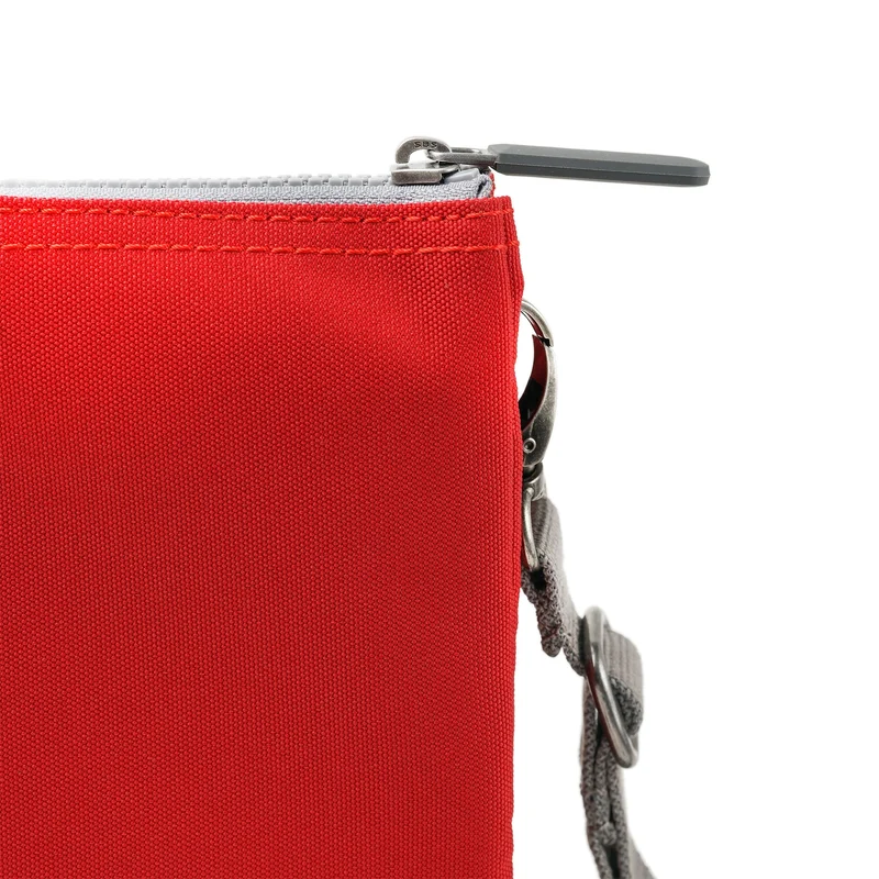 ROKA Carnaby Crossbody-Tasche aus recyceltem Canvas, Marsrot, XL