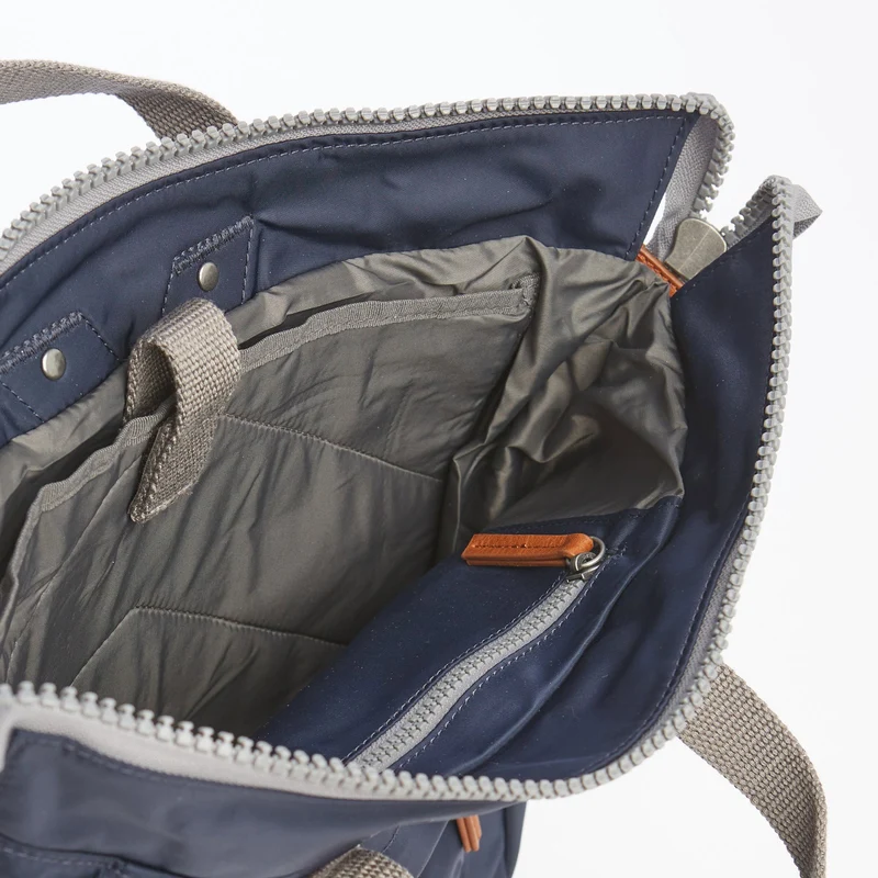 ROKA Bantry B Midnight Kleine Tasche aus recyceltem Nylon