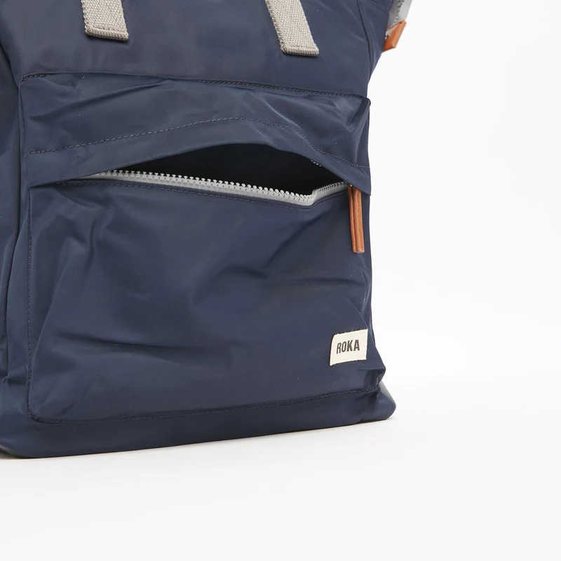 ROKA Bantry B Midnight Kleine Tasche aus recyceltem Nylon