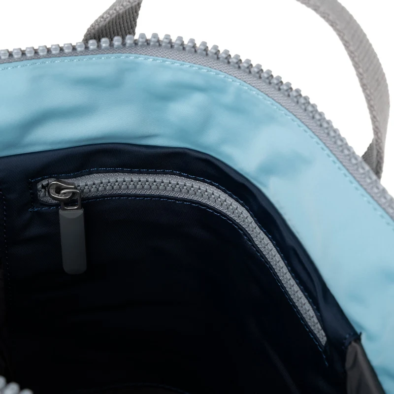 ROKA Kreativer Abfall Bantry B Kleine Tasche aus recyceltem Nylon, Edition 5