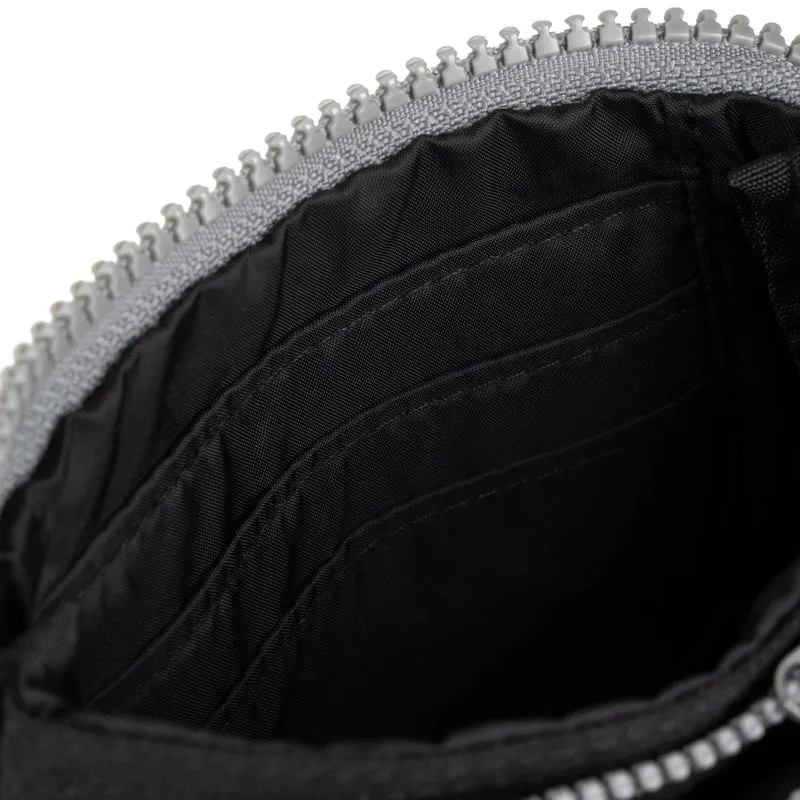 ROKA Black Label Carnaby Kleine Tasche aus recyceltem Canvas in Imperial Purple