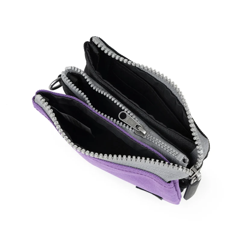 ROKA Black Label Carnaby Kleine Tasche aus recyceltem Canvas in Imperial Purple