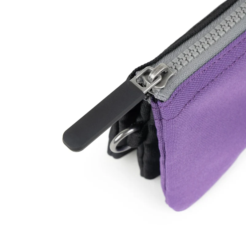 ROKA Black Label Carnaby Kleine Tasche aus recyceltem Canvas in Imperial Purple