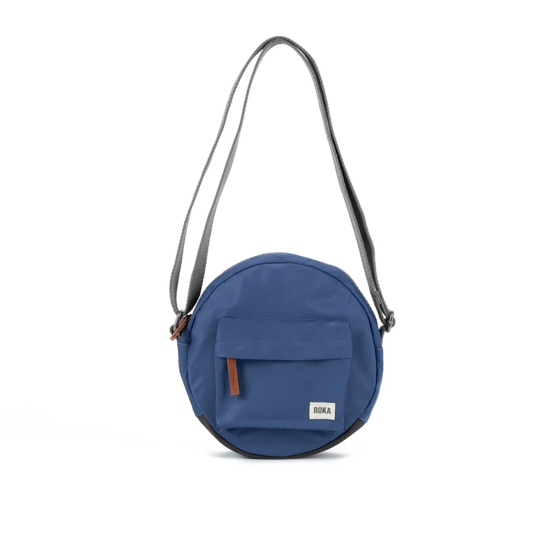 ROKA Paddington Kleine Tasche aus recyceltem Nylon, Farbe: Burnt Blue
