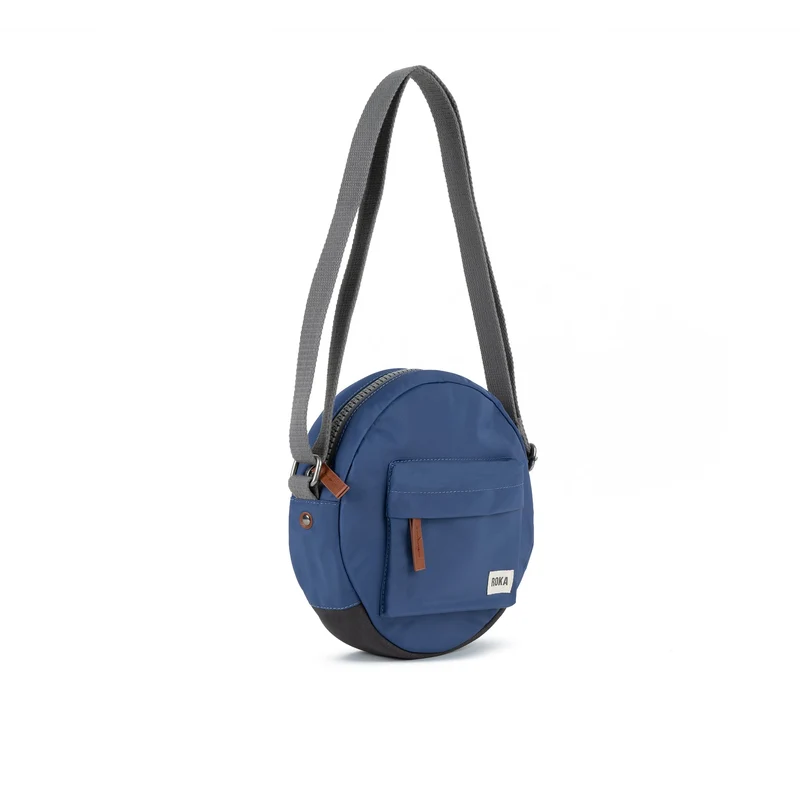 ROKA Paddington Kleine Tasche aus recyceltem Nylon, Farbe: Burnt Blue