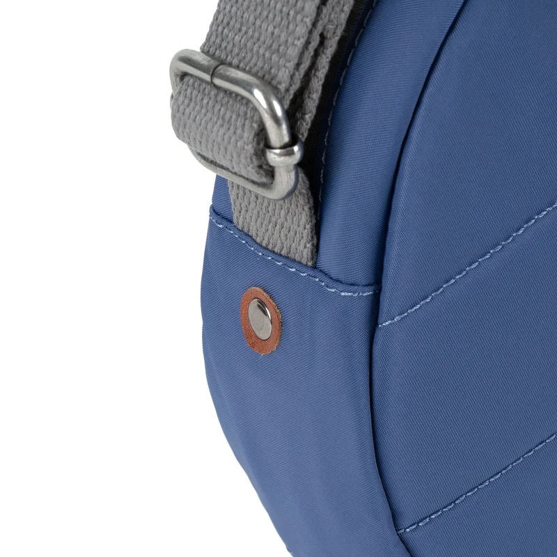 ROKA Paddington Kleine Tasche aus recyceltem Nylon, Farbe: Burnt Blue