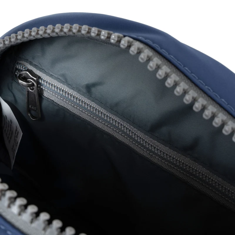 ROKA Paddington Kleine Tasche aus recyceltem Nylon, Farbe: Burnt Blue