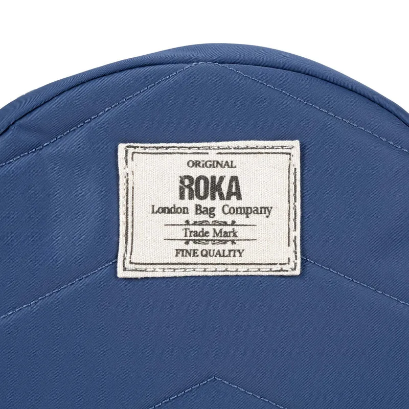 ROKA Paddington Kleine Tasche aus recyceltem Nylon, Farbe: Burnt Blue