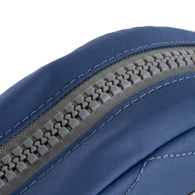 ROKA Paddington Kleine Tasche aus recyceltem Nylon, Farbe: Burnt Blue