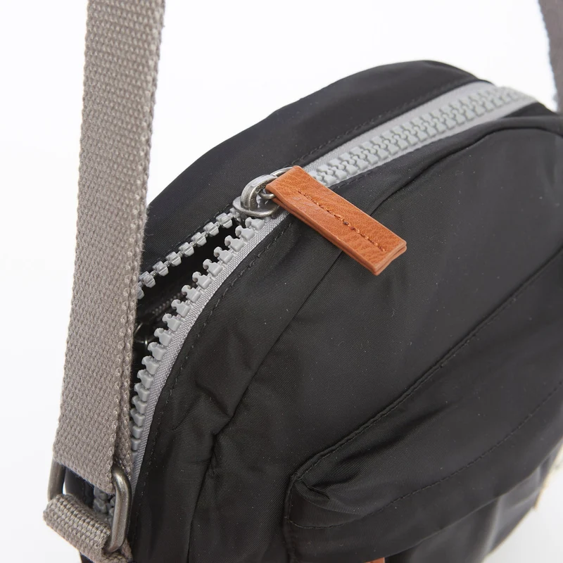 ROKA Paddington B Schwarze kleine Tasche aus recyceltem Nylon