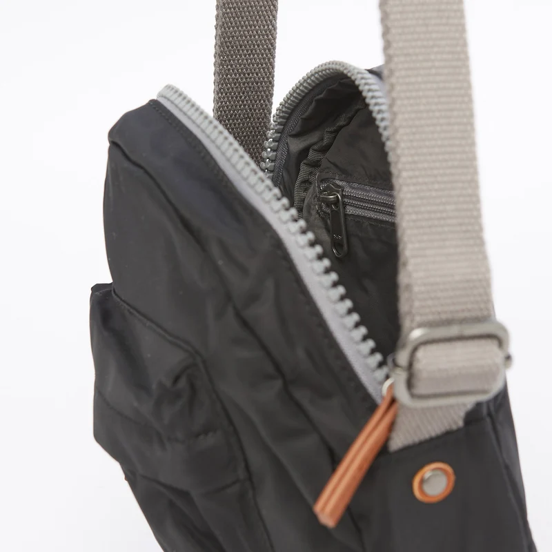 ROKA Paddington B Schwarze kleine Tasche aus recyceltem Nylon