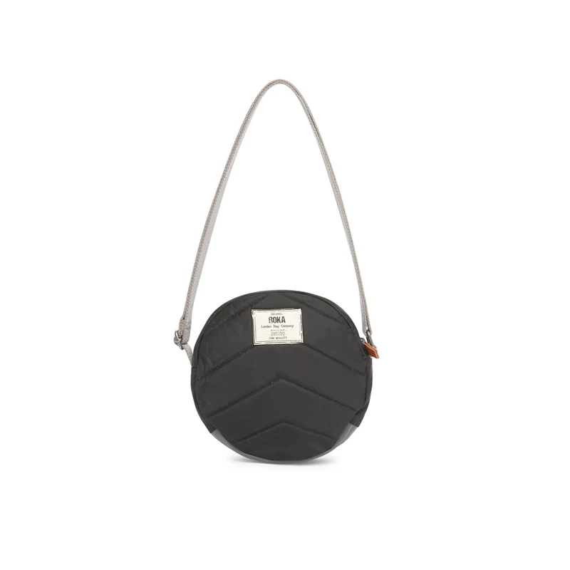 ROKA Paddington B Schwarze kleine Tasche aus recyceltem Nylon