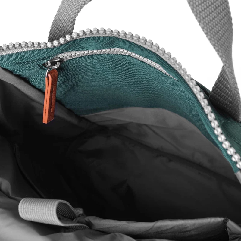 ROKA Finchley Eine mittelgroße Tasche aus recyceltem Canvas von Forest