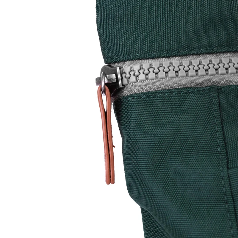 ROKA Finchley Eine mittelgroße Tasche aus recyceltem Canvas von Forest