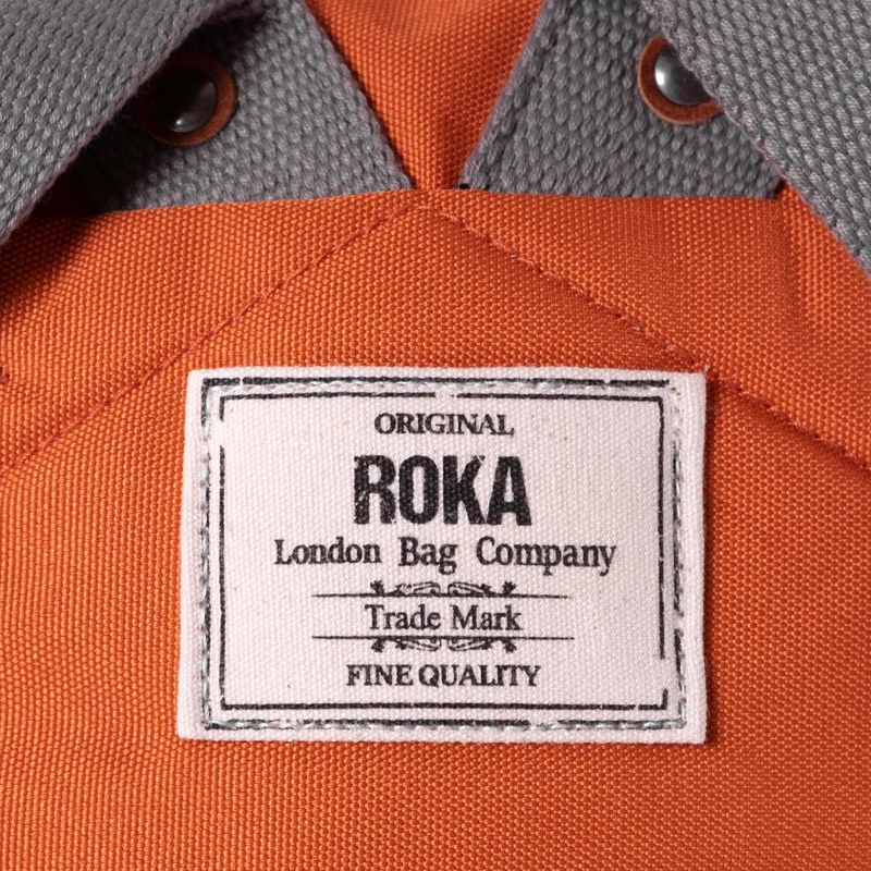 ROKA Finchley Eine mittelgroße Tasche aus recyceltem Canvas in Atomic Orange