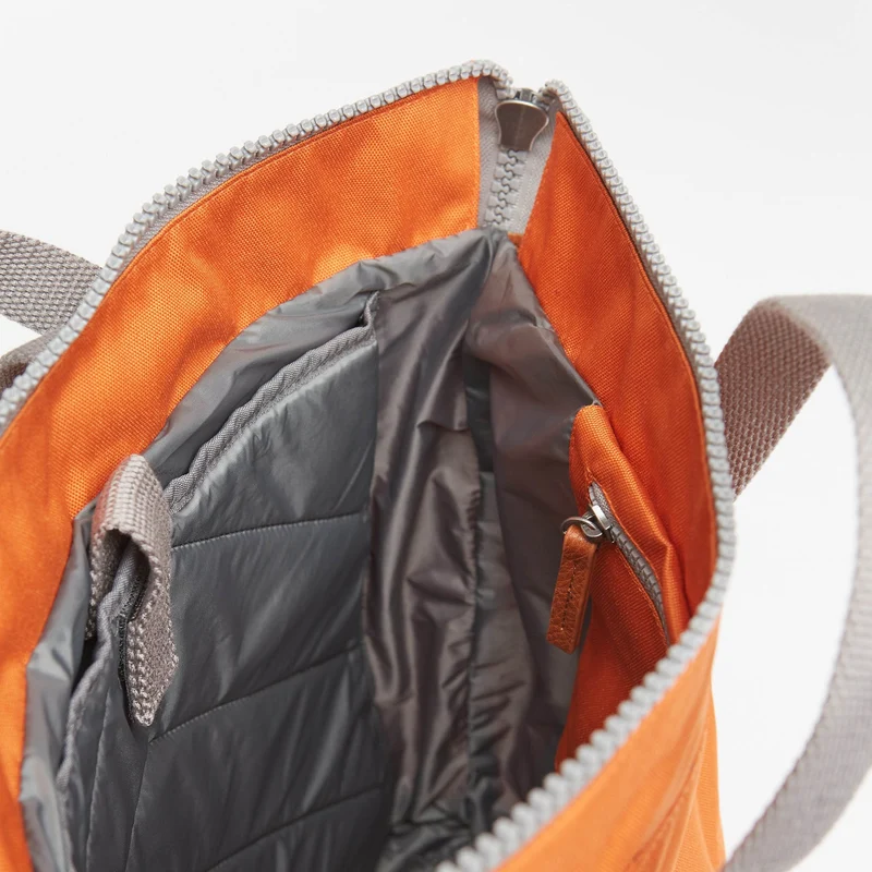 ROKA Bantry Kleine Tasche aus recyceltem Canvas, Atomic Orange