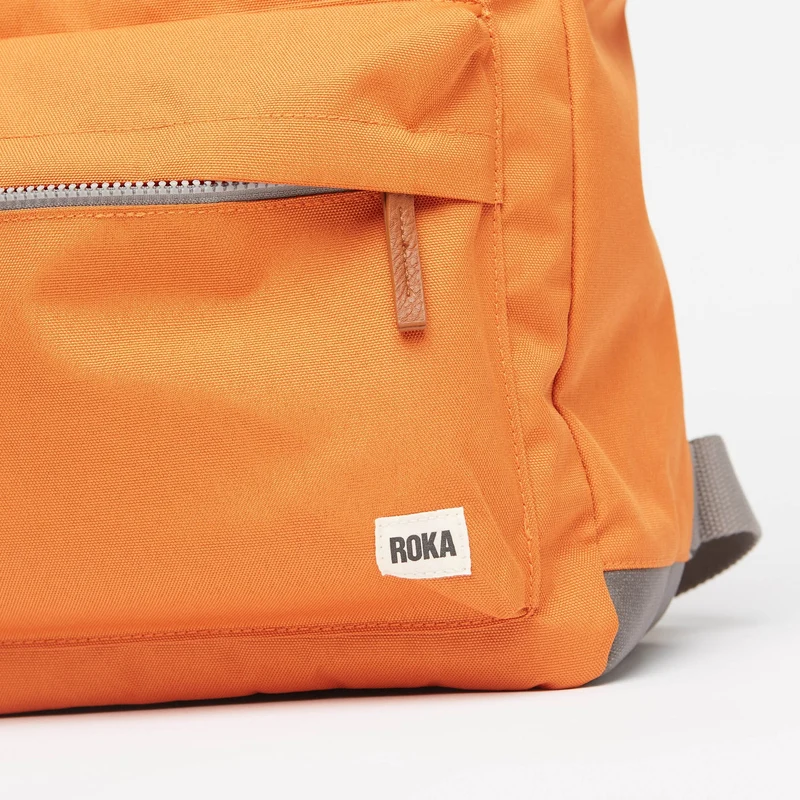 ROKA Bantry Kleine Tasche aus recyceltem Canvas, Atomic Orange