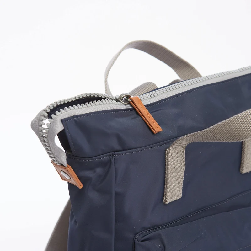 ROKA Bantry B Midnight Medium Tasche aus recyceltem Nylon