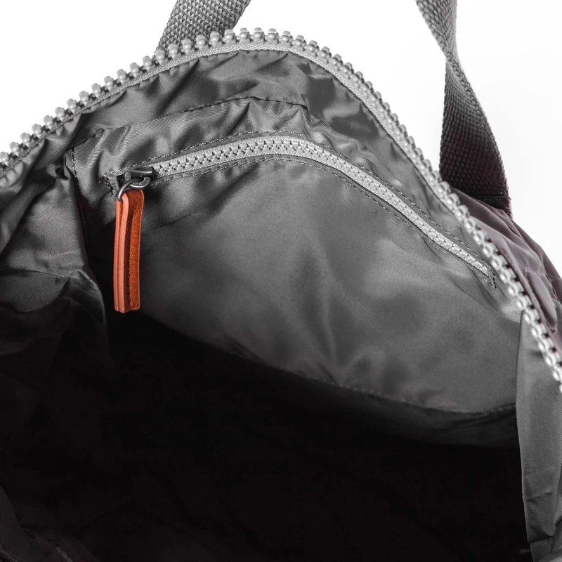 ROKA Canfield B Graphit Medium Tasche aus recyceltem Nylon