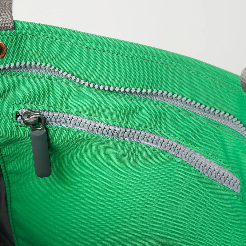 ROKA Trafalgar B Mountain Green Tasche aus recyceltem Canvas