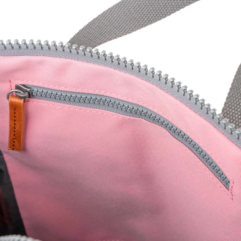 ROKA Finchley Eine mittelgroße Tasche aus recyceltem Canvas mit Rosenmuster