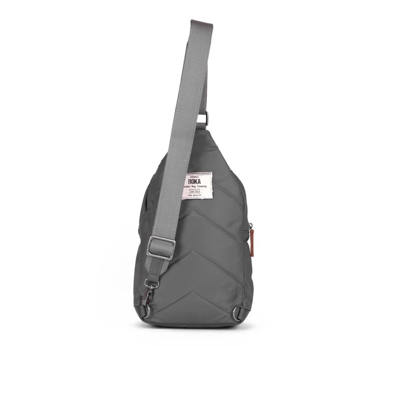 ROKA Willesden B Große Tasche aus recyceltem Nylon – Graphit