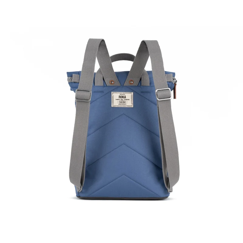 ROKA Finchley Eine mittelgroße Tasche aus recyceltem Canvas in der Farbe Burnt Blue