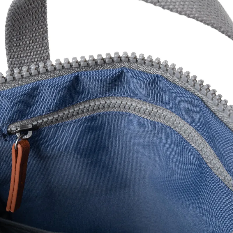 ROKA Finchley Eine mittelgroße Tasche aus recyceltem Canvas in der Farbe Burnt Blue