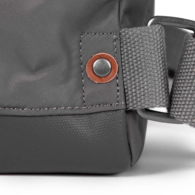 ROKA Bantry B Graphite Kleine Tasche aus recyceltem Nylon