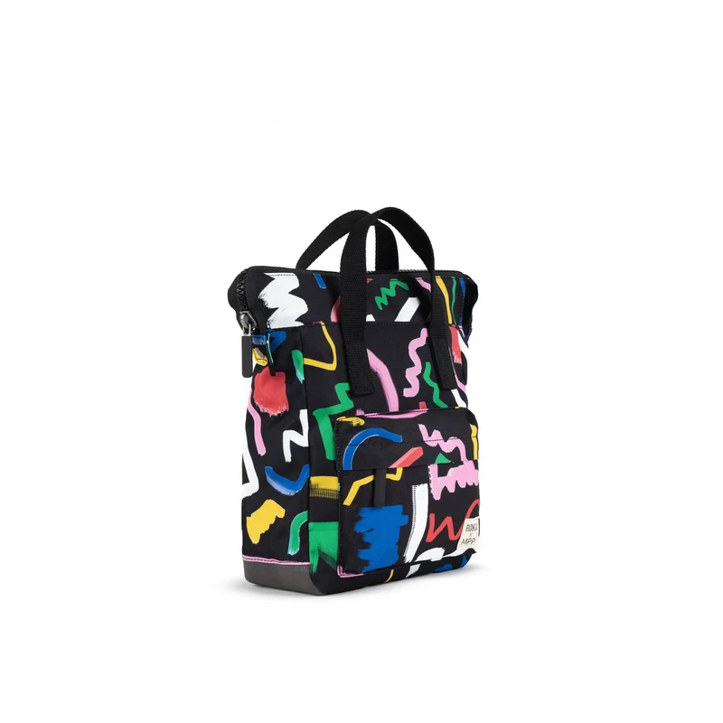 ROKA Bantry Kleine Tasche aus recyceltem Canvas mit Kritzelmuster