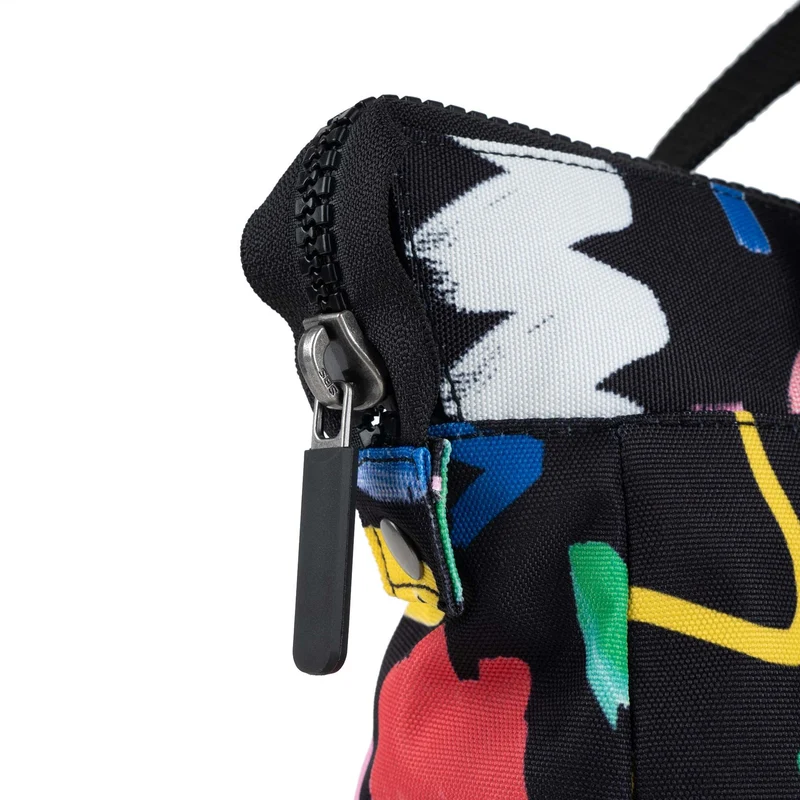 ROKA Bantry Kleine Tasche aus recyceltem Canvas mit Kritzelmuster