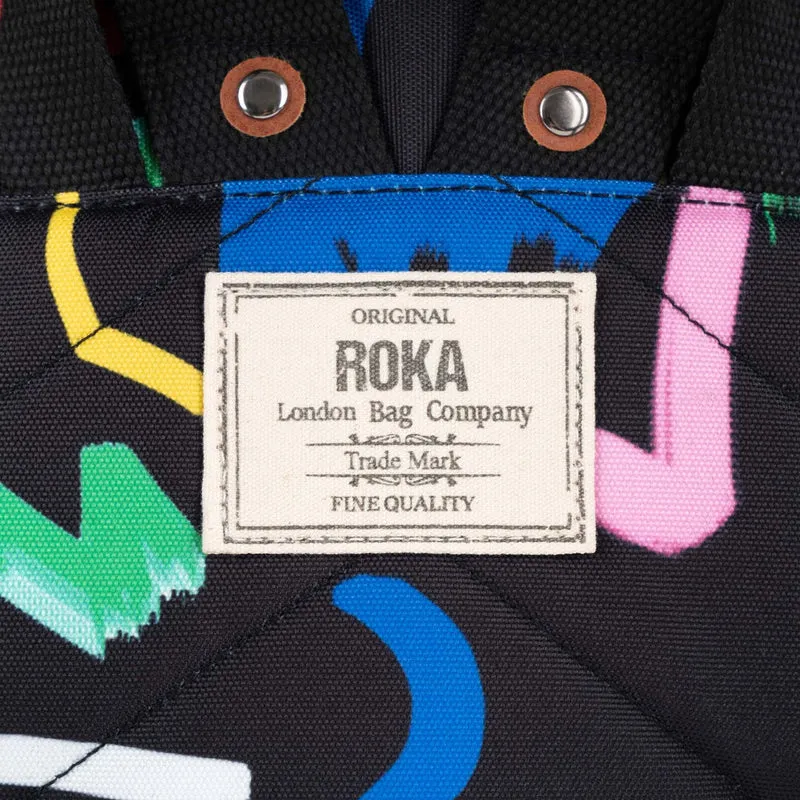 ROKA Bantry Kleine Tasche aus recyceltem Canvas mit Kritzelmuster