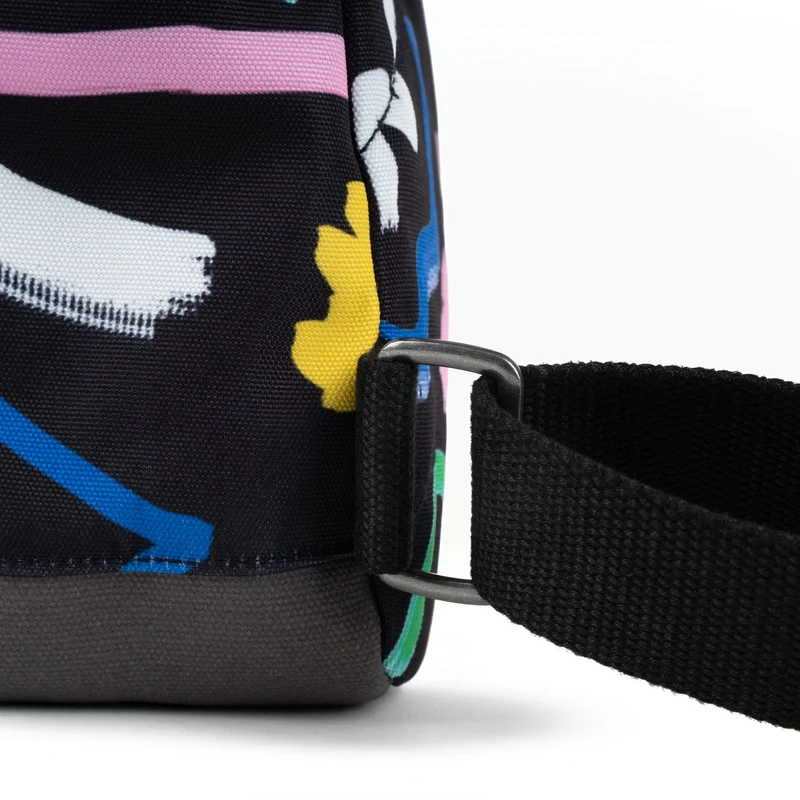 ROKA Bantry Kleine Tasche aus recyceltem Canvas mit Kritzelmuster