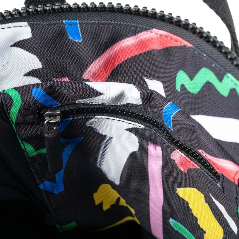ROKA Bantry Kleine Tasche aus recyceltem Canvas mit Kritzelmuster