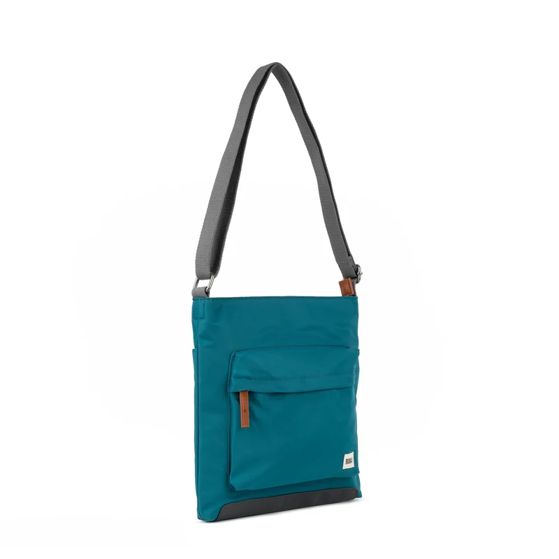 ROKA Kennington B Marine Medium Tasche aus recyceltem Nylon