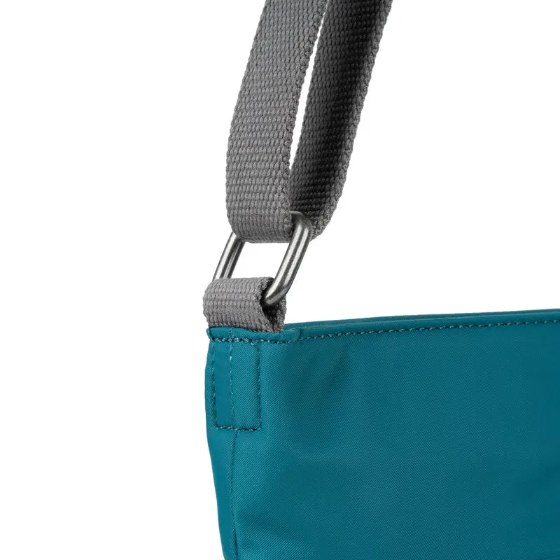 ROKA Kennington B Marine Medium Tasche aus recyceltem Nylon