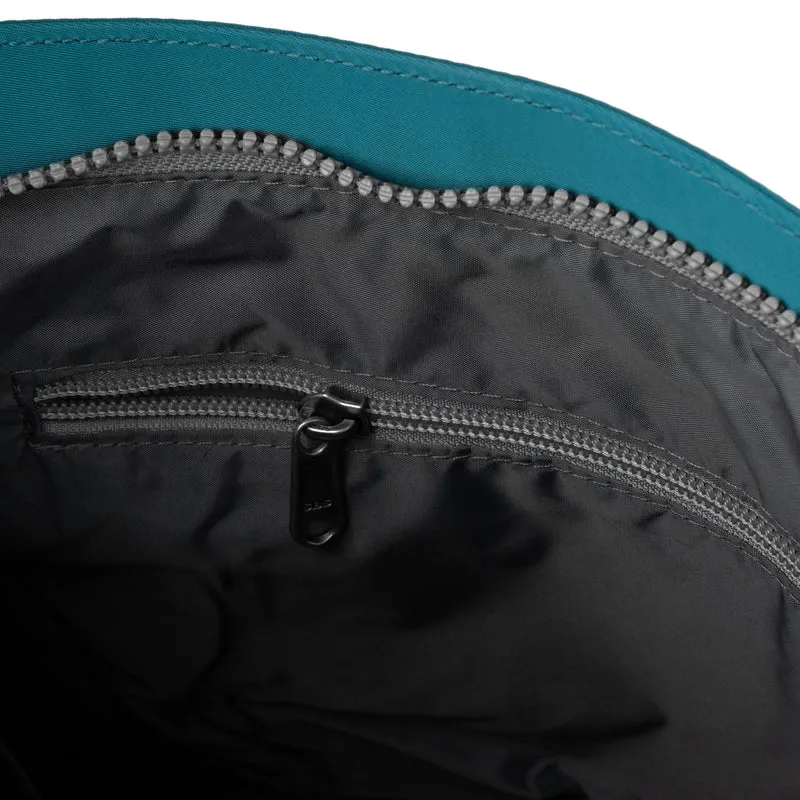 ROKA Kennington B Marine Medium Tasche aus recyceltem Nylon