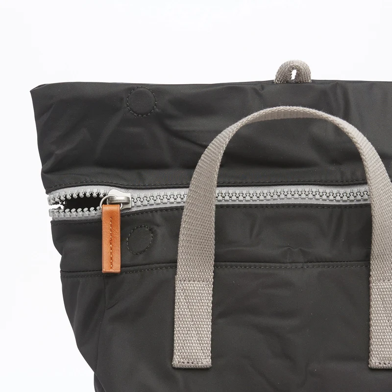 ROKA Canfield B Schwarze mittelgroße Tasche aus recyceltem Nylon