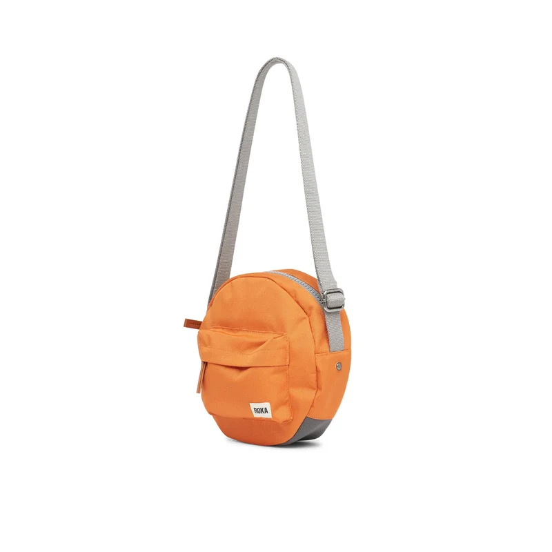 ROKA Paddington Kleine Tasche aus recyceltem Canvas, Atomic Orange