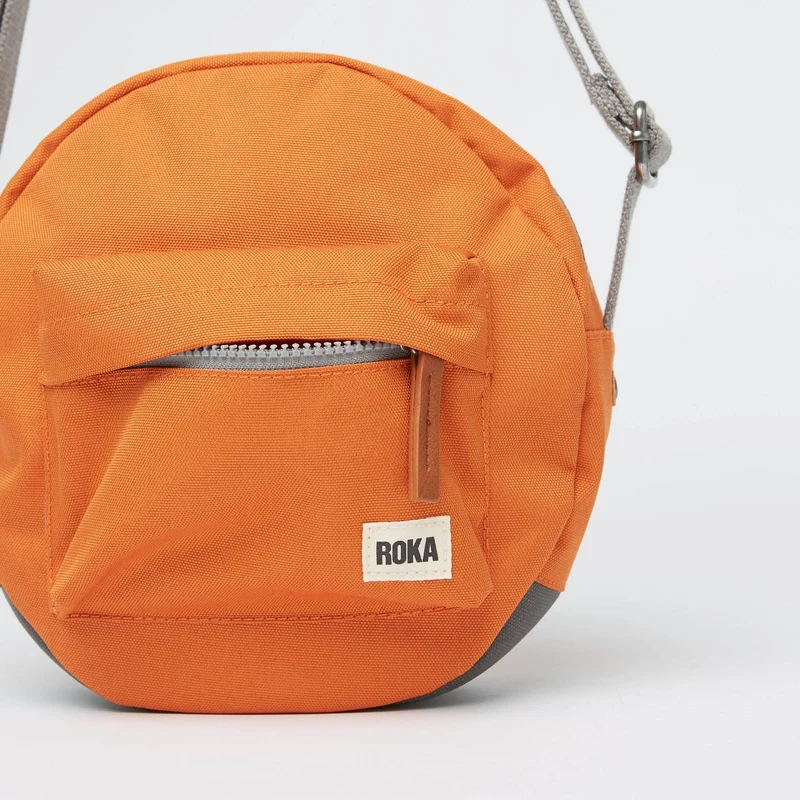 ROKA Paddington Kleine Tasche aus recyceltem Canvas, Atomic Orange