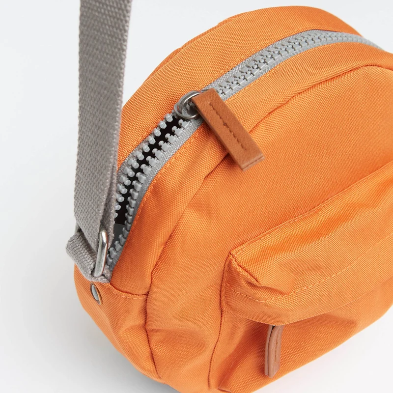 ROKA Paddington Kleine Tasche aus recyceltem Canvas, Atomic Orange