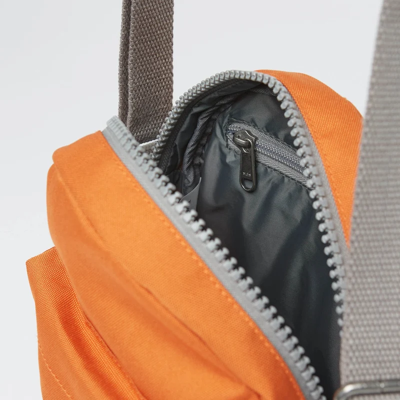 ROKA Paddington Kleine Tasche aus recyceltem Canvas, Atomic Orange