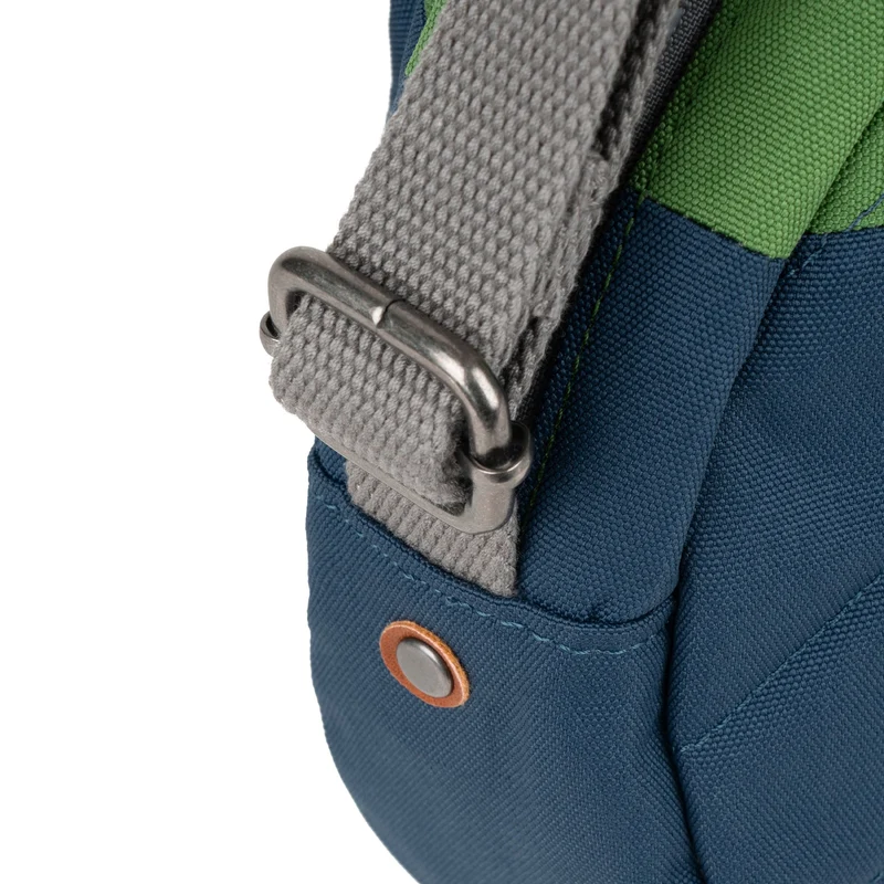 ROKA Kreativer Abfall Paddington B Tiefblaue / Laubgrüne Tasche aus recyceltem Canvas