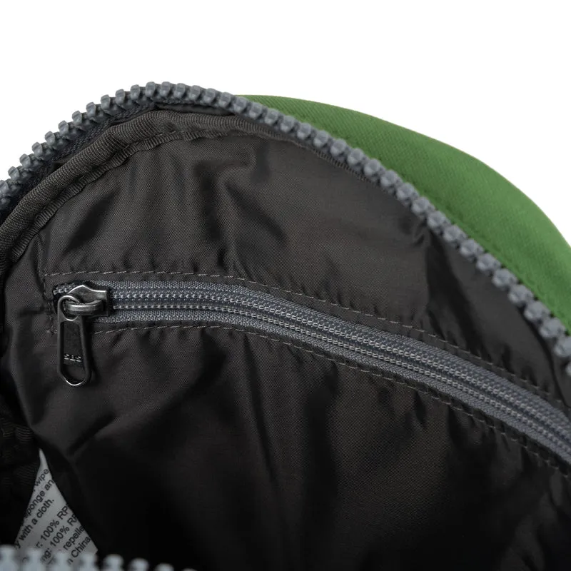 ROKA Kreativer Abfall Paddington B Tiefblaue / Laubgrüne Tasche aus recyceltem Canvas