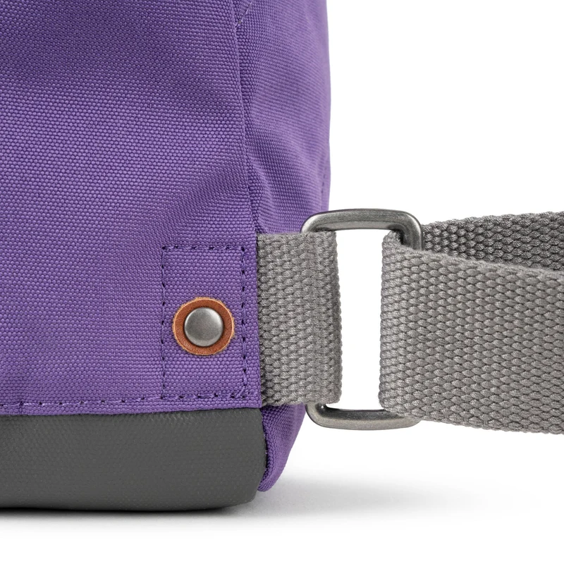 ROKA Kreativer Abfall Bantry B Imperial Purple/Rooibos Kleine Tasche aus recyceltem Canvas