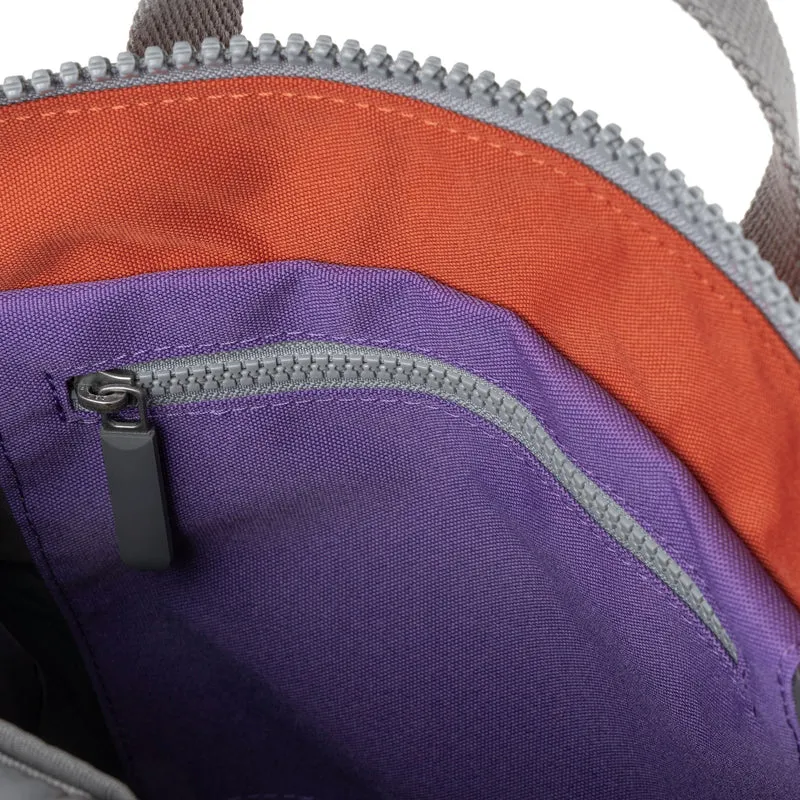 ROKA Kreativer Abfall Bantry B Imperial Purple/Rooibos Kleine Tasche aus recyceltem Canvas