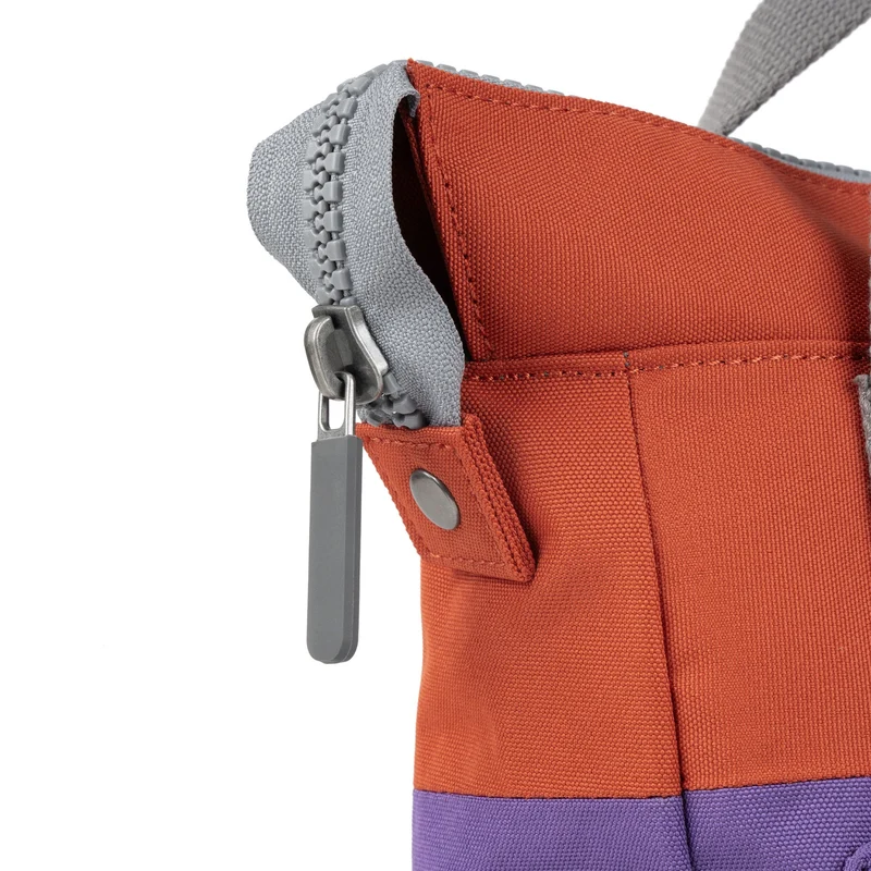 ROKA Kreativer Abfall Bantry B Imperial Purple/Rooibos Kleine Tasche aus recyceltem Canvas