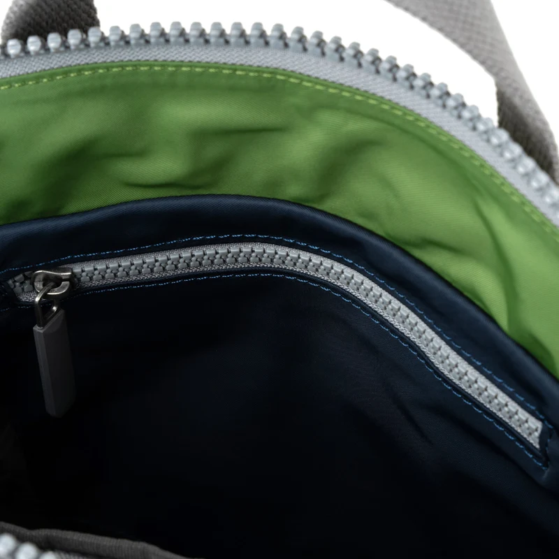 ROKA Kreativer Abfall Bantry B Midnight/Avocado Kleine Tasche aus recyceltem Nylon